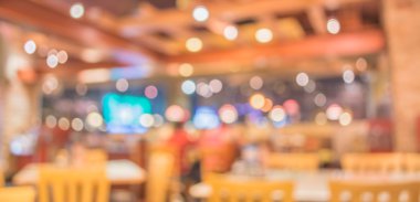 Bokeh imajı olan bir kafenin arka planı bulanık .