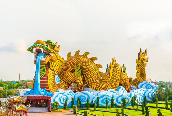 Enorme fondo estatua de dragón — Foto de Stock