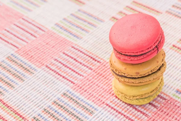 Zoete en kleurrijke Frans bitterkoekjes op katoenen doek achtergrond. — Stockfoto