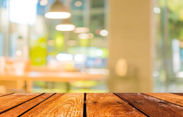空的木桌和咖啡店模糊背景与景成像 — 图库照片