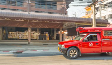 Kimliği belirsiz sürücü ve kırmızı araba vehicl turist görüntü bulanıklığı