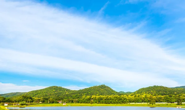 Schoonheid zonnige dag op het meer — Stockfoto