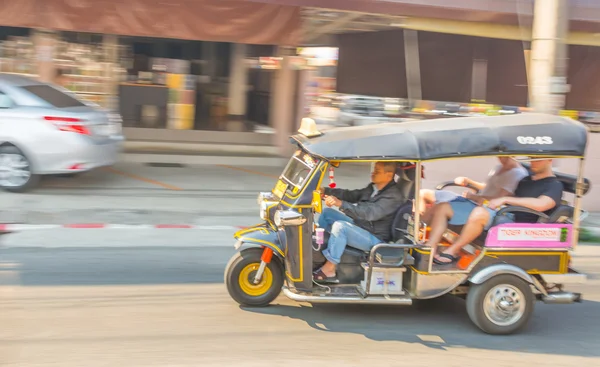 Unklares Bild von unbekanntem Fahrer und Touristen in Tuk-Tuk-Fahrzeug — Stockfoto