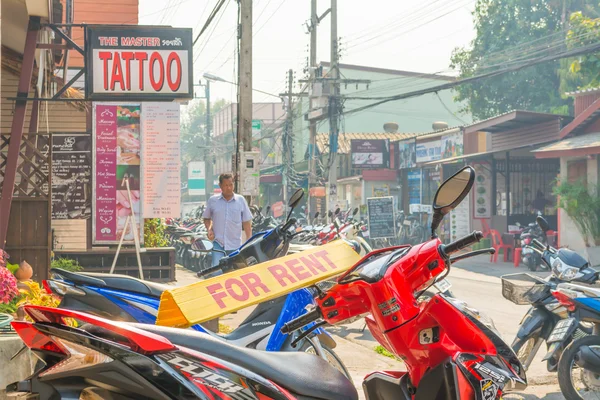Imagen de Motocicleta no identificada en alquiler y turistas en Chian —  Fotos de Stock