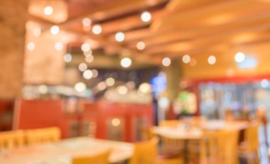 Bokeh imajı olan bir kafenin arka planı bulanık.