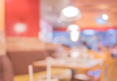 Bokeh imajı olan bir kafenin arka planı bulanık.
