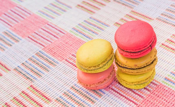 Zoete en kleurrijke Frans bitterkoekjes op katoenen doek achtergrond. — Stockfoto