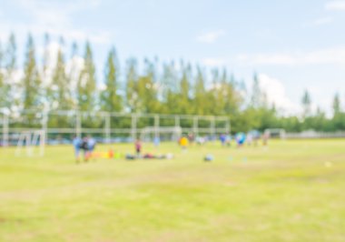 Arka plan kullanımı için okul saatinde futbol sahasının bulanık görüntüsü .