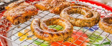 Sai Aua ve ızgara domuz (Notrhern Tay acılı sosis), Chiang 