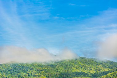 Güzel gökyüzü ile dağdaki güzel manzara