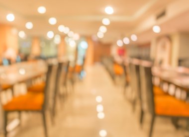 Bokeh imajı olan bir kafenin arka planı bulanık .