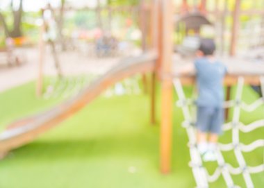 Kamu parkındaki çocuk parkının arka plan kullanımı için bulanık ve bulanık görüntüsü.