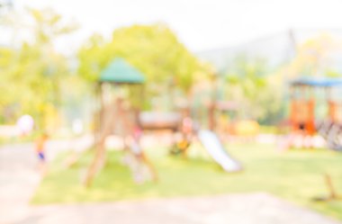 Kamu parkındaki çocuk parkının arka plan kullanımı için bulanık ve bulanık görüntüsü.