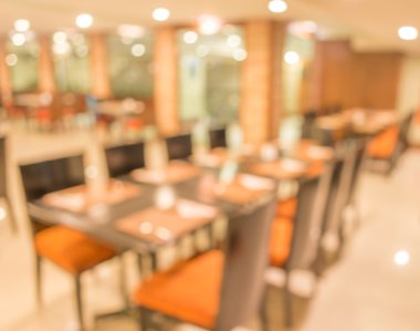 Bokeh imajı olan bir kafenin arka planı bulanık .