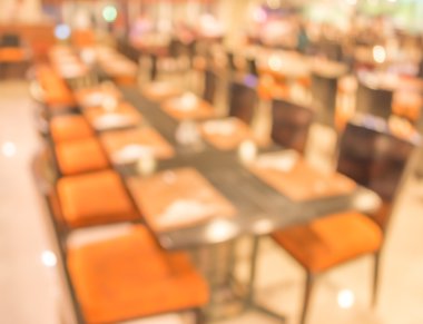 Bokeh imajı olan bir kafenin arka planı bulanık .