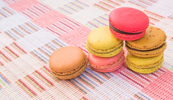 Zoete en kleurrijke Frans bitterkoekjes op katoenen doek achtergrond. — Stockfoto
