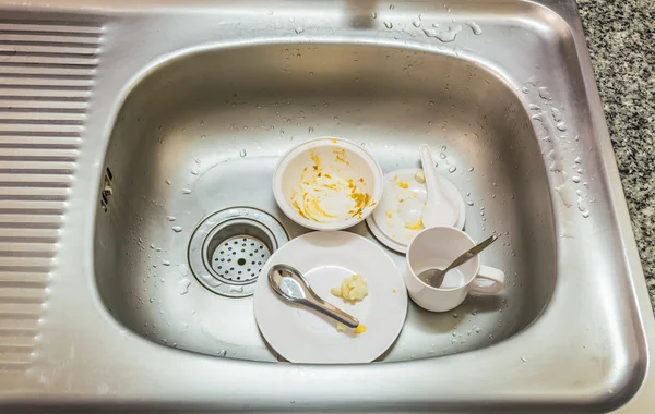 Imagen conceptual de cocina. Fregadero sucio con muchos platos sucios. —  Fotos de Stock