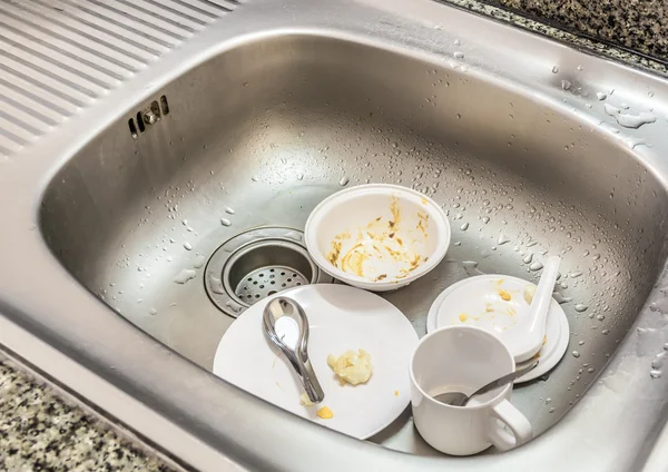 Köksbild. Smutsig diskbänk med många smutsiga rätter. — Stockfoto
