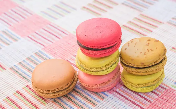 Zoete en kleurrijke Frans bitterkoekjes op katoenen doek achtergrond. — Stockfoto