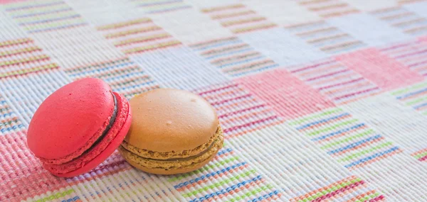 Zoete en kleurrijke Frans bitterkoekjes op katoenen doek achtergrond. — Stockfoto