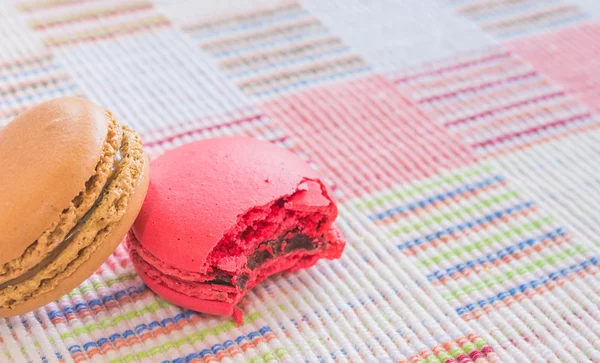 Zoete en kleurrijke Frans bitterkoekjes op katoenen doek achtergrond. — Stockfoto