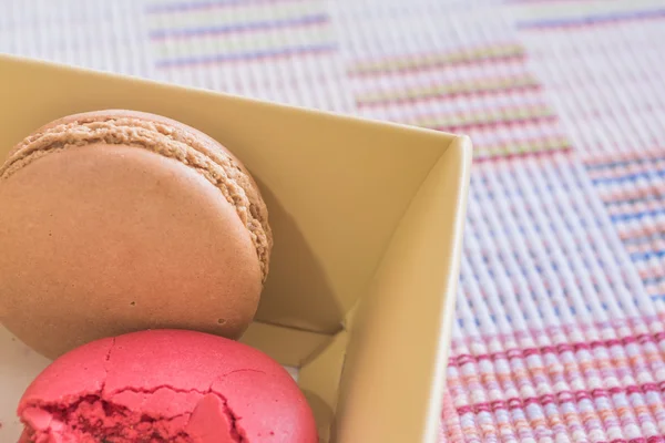 Zoete en kleurrijke Frans bitterkoekjes op katoenen doek achtergrond. — Stockfoto