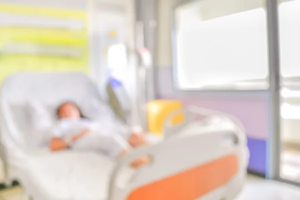 Imagen borrosa del paciente con goteo en el hospital para el fondo nosotros — Foto de Stock