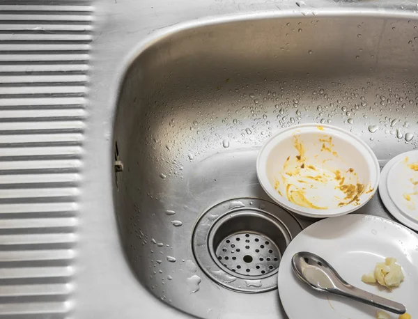 Imagen conceptual de cocina. Fregadero sucio con muchos platos sucios. —  Fotos de Stock