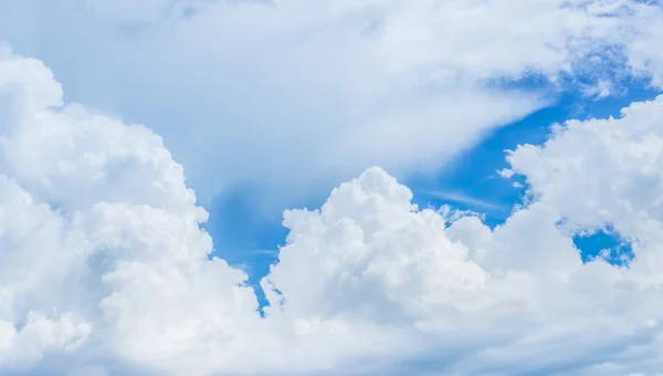 Immagine di cielo limpido con nuvole bianche durante il giorno — Foto Stock