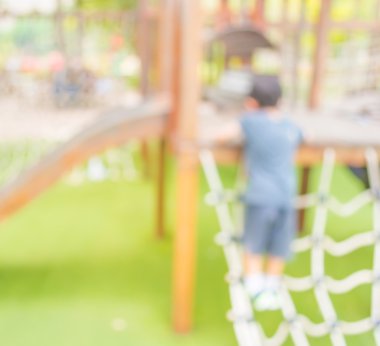 Kamu parkındaki çocuk parkının arka plan kullanımı için bulanık ve bulanık görüntüsü.