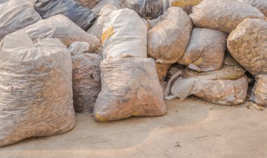 sokakta çöp torbası mamy görüntüsünü.