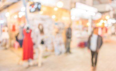 Şenlik ışıklarıyla süslenmiş caddedeki bulanık arka plan gece pazarının görüntüsü.