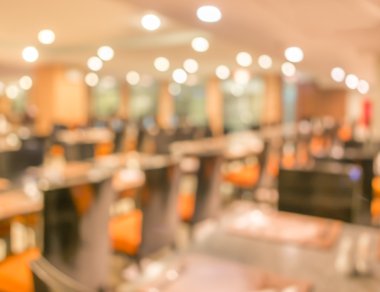 Bokeh imajı olan bir kafenin arka planı bulanık .