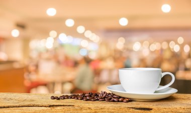 Bokeh imajı olan bir kafenin arka planı bulanık .