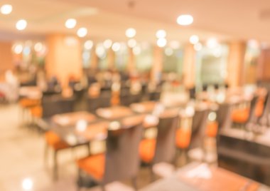 Bokeh imajı olan bir kafenin arka planı bulanık .