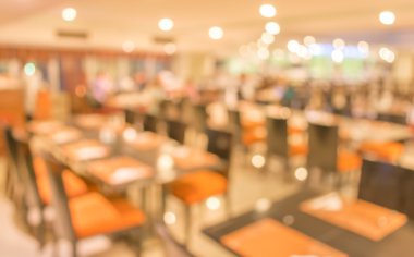 Bokeh imajı olan bir kafenin arka planı bulanık .