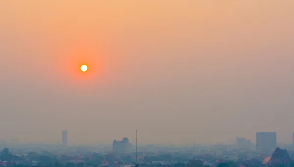 Dunstige Skyline der Stadt Chiang Mai, thailändischer Smog, der Gebäude überzieht — Stockfoto