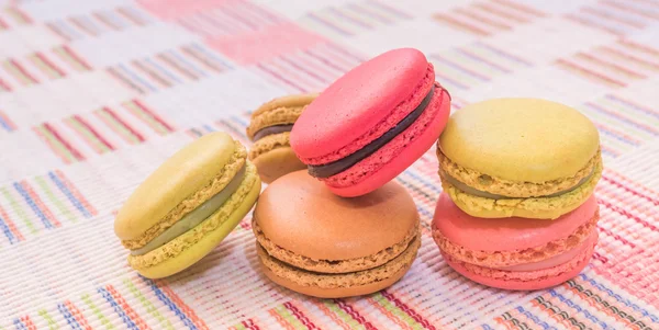 Słodkie Kolorowe Makaroniki Francuskie Bawełnianą Szmatką Tło — Zdjęcie stockowe