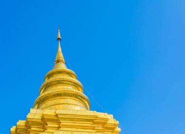 bulut beyaz ve mavi gökyüzü ile eski Tapınağı