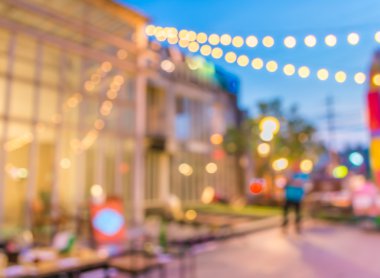 Sanatsal stil - ufuk gece sokak soyut doku, geceleri bokeh Caddesi üzerinde şehir ile arka plan bulanık.