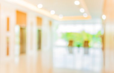 Arka plan kullanımı için masa ve sandalyeli hastane ofisinin bulanık görüntüsü.