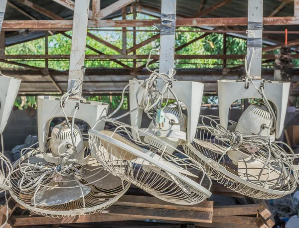 Image Beaucoup Vieux Ventilateur Suspendu Attente Pour Réparer — Photo