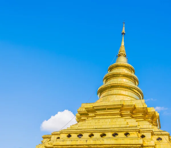 Templo velho com nuvem branca e céu azul — Fotografia de Stock