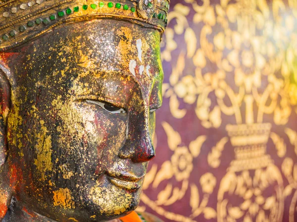 Starověká buddha socha v chrámu, Chiang Mai Thajsko. — Stock fotografie