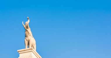 fili heykele çatıda 