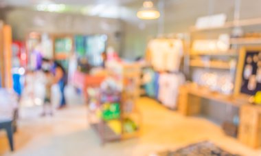 Bokeh imajı olan bir kafenin arka planı bulanık.