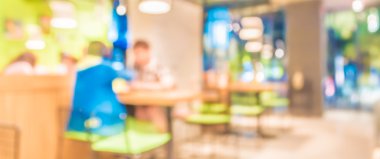 Bokeh imajı olan bir kafenin arka planı bulanık .