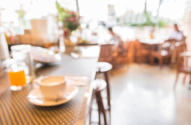 Bokeh imajı olan bir kafenin arka planı bulanık .