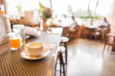Bokeh imajı olan bir kafenin arka planı bulanık .