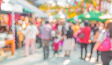 İnsanlar gün markette güneşli bir günde, blu bulanık görüntü